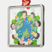 Kinderen houden handen rond de aarde vast metalen ornament (Links)