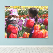 Kinderen in de Tulip-tuin Canvas Afdruk (Insitu (Houten vloer))