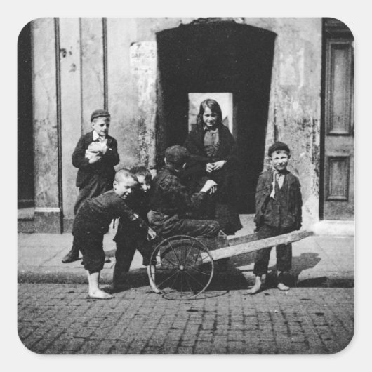 Kinderen in een Londense sloppenwijk Vierkante Sticker (Voorkant)