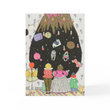 Kinderen in kostuums die kerstboom versieren