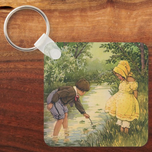  kinderen, jongens en meisjes die op Creek spelen Sleutelhanger (Voorkant)