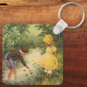  kinderen, jongens en meisjes die op Creek spelen Sleutelhanger (Achterkant)