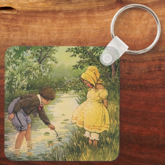  kinderen, jongens en meisjes die op Creek spelen Sleutelhanger (Achterkant)