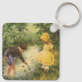  kinderen, jongens en meisjes die op Creek spelen Sleutelhanger (Achterkant)