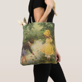  kinderen, jongens en meisjes die op Creek spelen Tote Bag (Dichtbij)