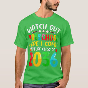 Kinderen kijken hier naar de kleuterschool. Ik kom T-shirt