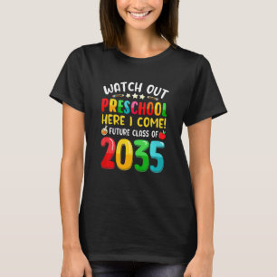 Kinderen kijken hier naar de kleuterschool. Ik kom T-shirt