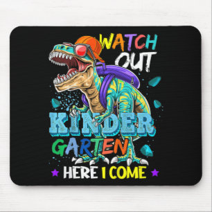 Kinderen kijken naar Kindergarten hier kom ik Dino Muismat