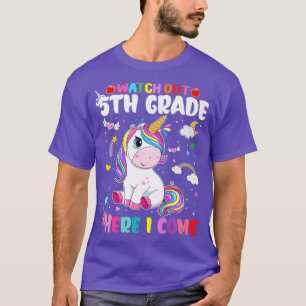 Kinderen kijken uit de 5de klas hier ik kom uit de t-shirt