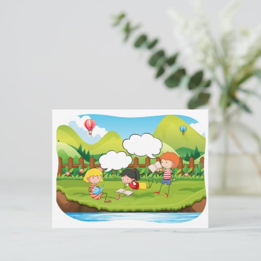 Kinderen lezen briefkaart (Staand voorkant)