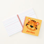 Kinderen met de naam tijger zien een schattige wat notitieboek (Binnen)