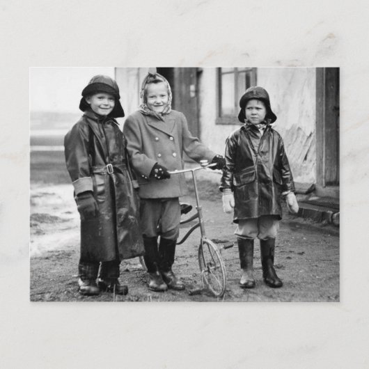 Kinderen met oude Bicycle 1855  B&W foto Briefkaart (Voorkant)