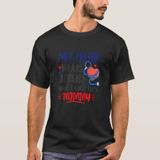 Kinderen Mijn Held Draagt Scrubs Ik Noem Haar Mam  T-shirt