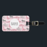 Kinderen naam Waterverf Safari Pattern van Girl's  Bagagelabel<br><div class="desc">De bagage van dit schattige en coole meisje is voorzien van een roze waterverf krokodil, zebra, giraffe en olifant, en heeft plaats voor u om de naam van uw kind of baby toe te voegen, evenals een contactnummer en e-mailadres. Ideaal voor de eerste vakantie van je baby of voor elk...</div>