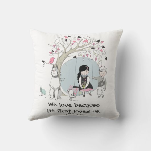 Kinderen op de boomschommel 1 Johannes 4:19 Kussen (Achterkant)