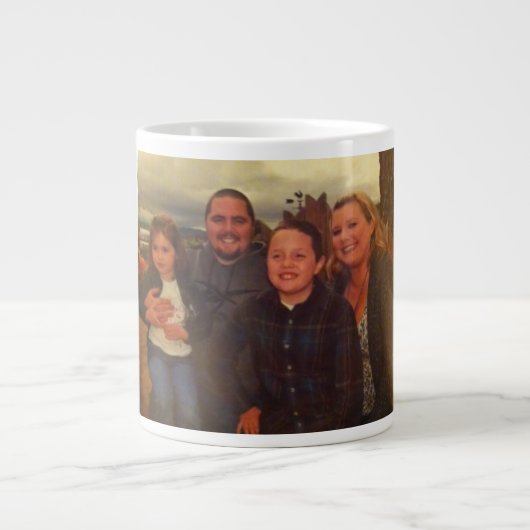 Kinderen op een beker. grote koffiekop (Voorkant)