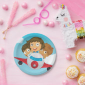 Kinderen op een vlak papieren bordje (Feest)