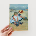Kinderen op het strand | Mary Cassatt Briefkaart<br><div class="desc">Kinderen op het strand (1884) door de Amerikaanse impressionist Mary Cassatt. Origineel kunstwerk is een oliesschilderij op canvas met een portret van 2 jonge meisjes die op het strand zitten. Gebruik de ontwerphulpmiddelen om douanetekst toe te voegen of het afbeelding te personaliseren.</div>