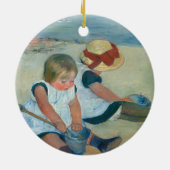 Kinderen op het strand | Mary Cassatt Briefkaart Keramisch Ornament (Achterkant)