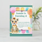 Kinderen op zaterdag met een uitnodiging op de tij (Staand voorkant)