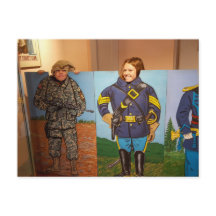 Kinderen poseren met militaire uniform-uitknipsels