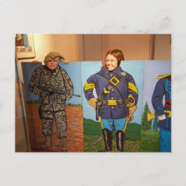 Kinderen poseren met militaire uniform-uitknipsels briefkaart