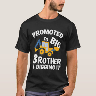 Kinderen promoten de grote broer en digitaliseren t-shirt
