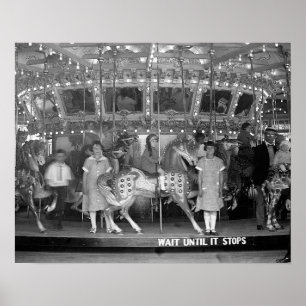 Kinderen rijden caroussel, 1925. Oude foto Poster