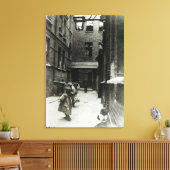 Kinderen spelen in een sloppenwijk, 1899 canvas afdruk (Insitu (Woonkamer))