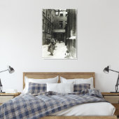 Kinderen spelen in een sloppenwijk, 1899 canvas afdruk (Insitu (Slaapkamer))