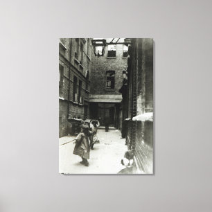 Kinderen spelen in een sloppenwijk, 1899 canvas afdruk