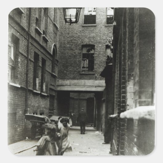 Kinderen spelen in een sloppenwijk, 1899 vierkante sticker (Voorkant)