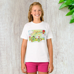 Kinderen spelen onder vuurspuit met regenboog t-shirt