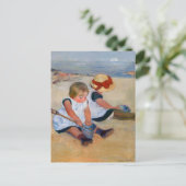 Kinderen spelen op het strand briefkaart (Staand voorkant)