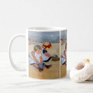 Kinderen spelen op het strand  koffiemok