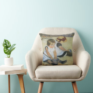 Kinderen spelend op het strand door Mary Cassatt Kussen