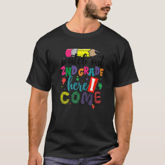 Kinderen terug naar school kijken naar 2e klas hie t-shirt