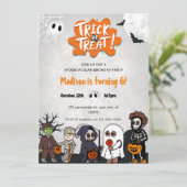 Kinderen Trick or treat Halloween Feestuitnodiging Kaart (Staand voorkant)