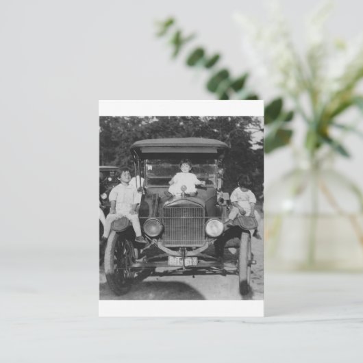 kinderen van 1920 op de auto briefkaart (Staand voorkant)
