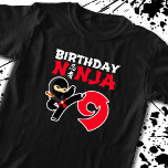 Kinderen van Birthday Ninja - 9 jaar oud partijthe T-shirt<br><div class="desc">Dit Birthday Ninja 9 ontwerp maakt een perfect cadeau voor een negenjarig verjaardagsfeest. Het is voorzien van het Japanse symbool voor Ninjutsu met een cartoon ninja die een karate schop maakt waar de verjaardagsjongen of het meisje van zal houden. Dit ninja-verjaardagsontwerp voor jongens en meisjes is perfect geschikt voor negenjarigen...</div>