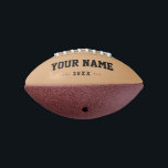 Kinderen Verjaardagscadeau idee aangepaste kameel  American Football<br><div class="desc">Creëer uw unieke genderneutrale kinderen Verjaardagskamel beige mini-football met uw eigen gepersonaliseerde naam, jaar, slogan, bericht of tekst. schattig football cadeau spel voor meisjes, vrouw football spelers, vrouwen, moeder, zus, dochter, vriendin, cheerleaders, tiener, tiener, baby meisje, spelers, teamgenoten, fans. Kies je favoriete team en gebruik elke achtergrondkleur. Geen minimale orde....</div>
