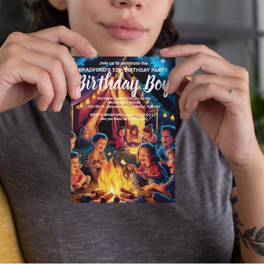 Kinderen verzameld rond kampvuur uitnodiging verja