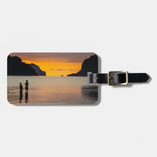 Kinderen vissen bij zonsondergang bagagelabel (Voorkant horizontaal)
