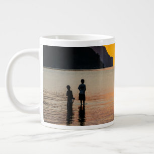 Kinderen vissen bij zonsondergang grote koffiekop