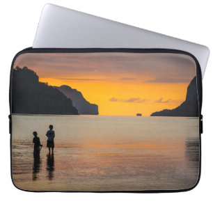 Kinderen vissen bij zonsondergang laptop sleeve