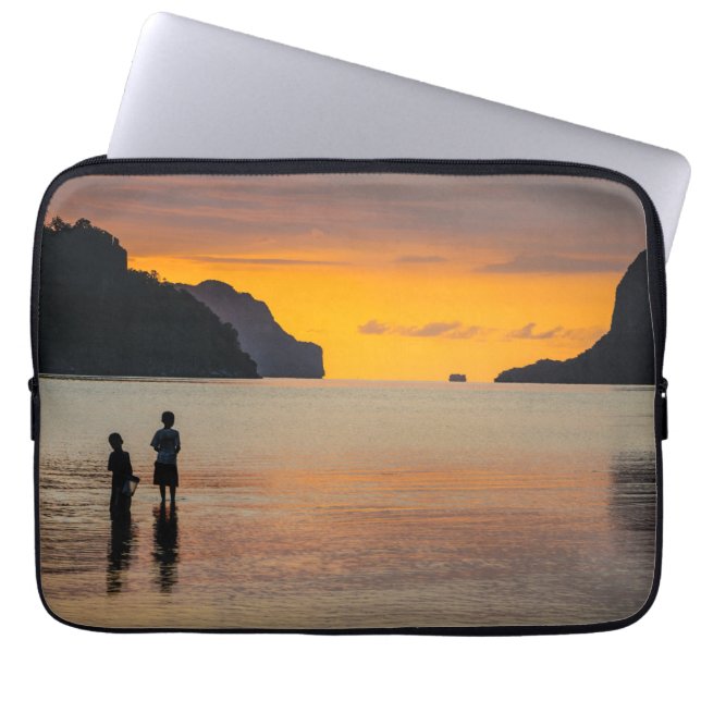 Kinderen vissen bij zonsondergang laptop sleeve (Voorkant)