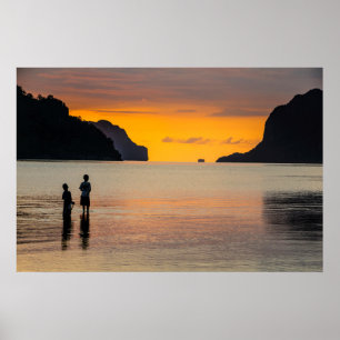 Kinderen vissen bij zonsondergang poster