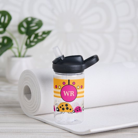 Kinderen voegen initialen lieveheersbeestjes oranj waterfles (Yoga)