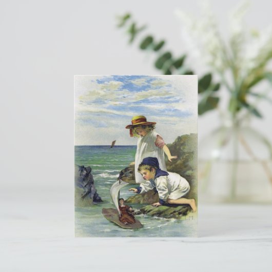  kinderen zetten Doll in Zee Briefkaart (Staand voorkant)