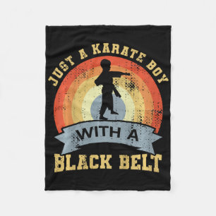 Kinderen zijn gewoon een karate-jongen met een zwa fleece deken